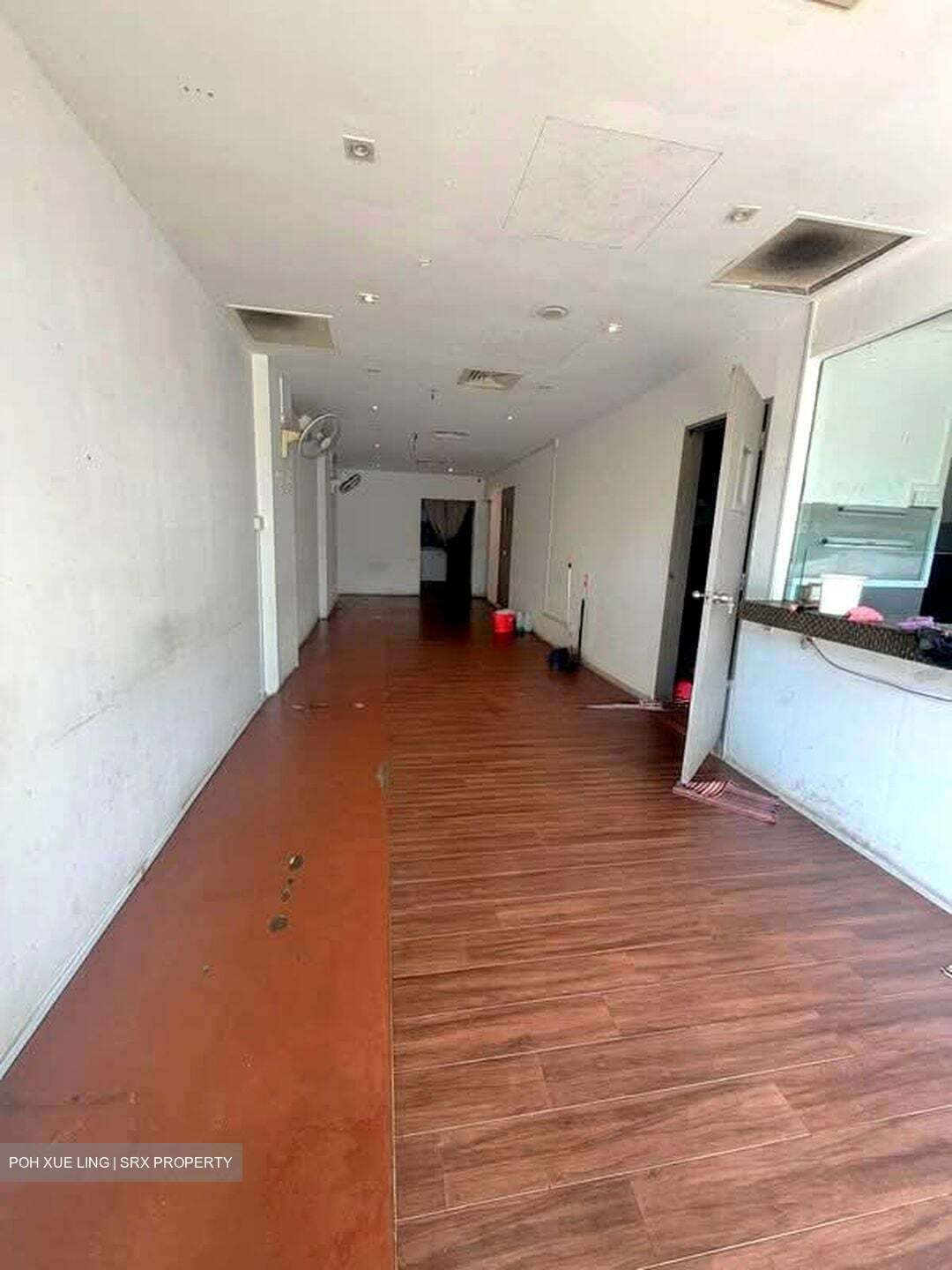 East Village (D16), Retail #588087361
